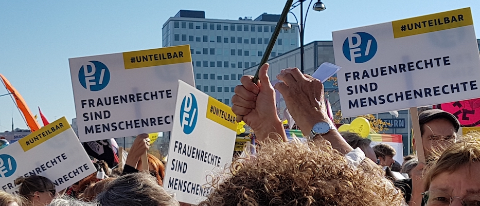 Foto Demo Unteilbar in Berlin. Block – Deutscher Frauenrat