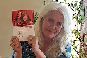 Autorin Gabriele Pröll mit Buch "Mein rotes Fest"