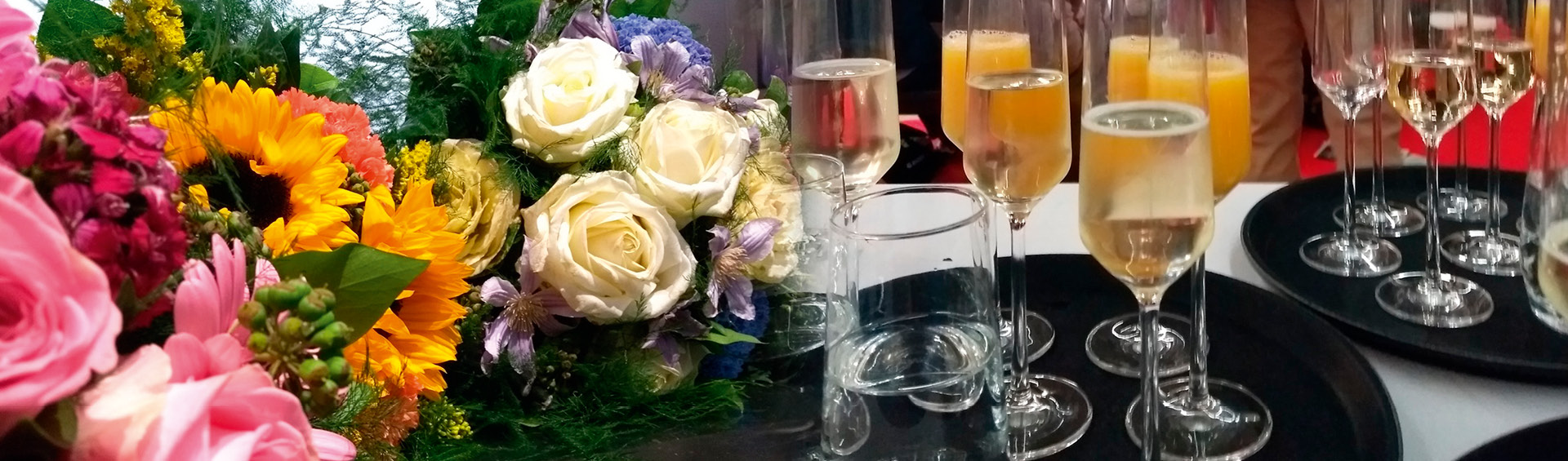 Header Bücherfrau des Jahres, Foto mit Blumen und Sekt