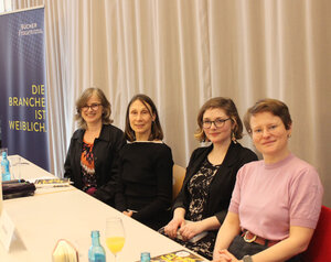 Moderatorin und Autorinnen Katharina Gerhard mit Martina Hefter, Zara Zerbe und Thea Mengeler