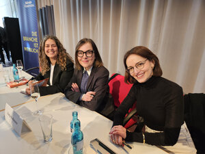 Die Autorinnen signieren ihre Bücher