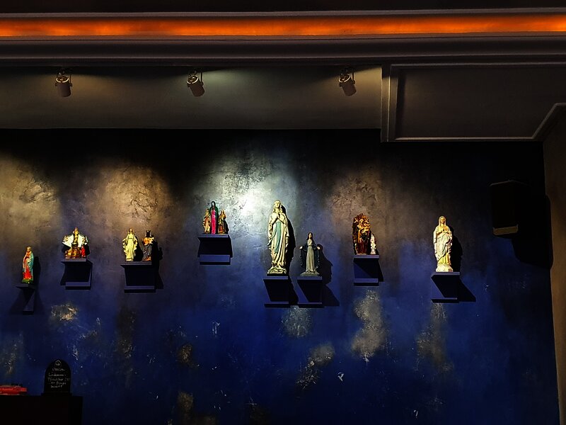 Foto der Foto: Wand im Maria Eetcafe mit Madonnen