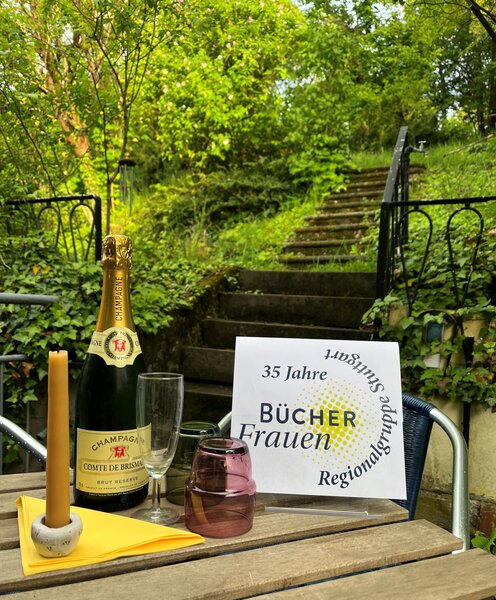 Ausblick in den Feierverlagsgarten "35 Jahre BücherFrauen Regionalgruppe Stuttgart"