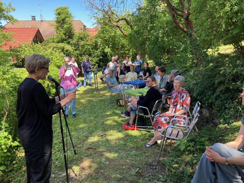 Gastgeberin Maria A. Kafitz begrüßt die Jubiläumsgesellschaft im Festgarten © Ina-Mareen Häberle