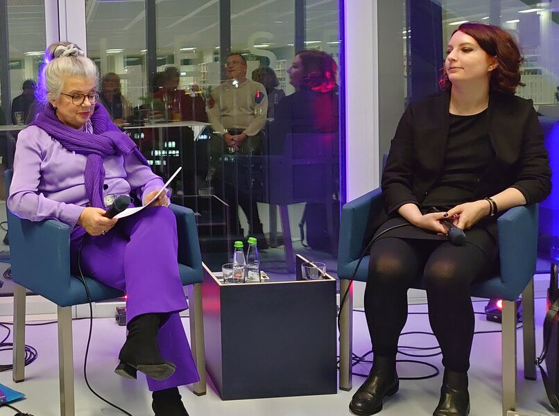 Moderatorin Astrid Braun (l.) und Slata Roschal (r.)